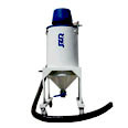 氣動吸砂機應用于小型噴砂現(xiàn)場清理砂塵銹污等，也可應用于船塢內(nèi)倉、壓水倉少量清理，噴砂現(xiàn)場清理、工廠車間無電清理